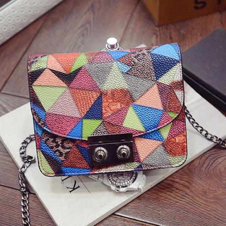 Дамска чанта с дълга дръжка в преливащи цветове