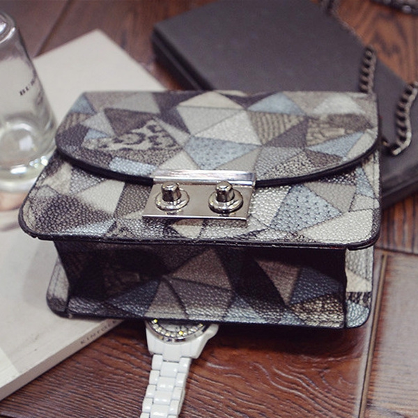 Дамска чанта с дълга дръжка в преливащи цветове