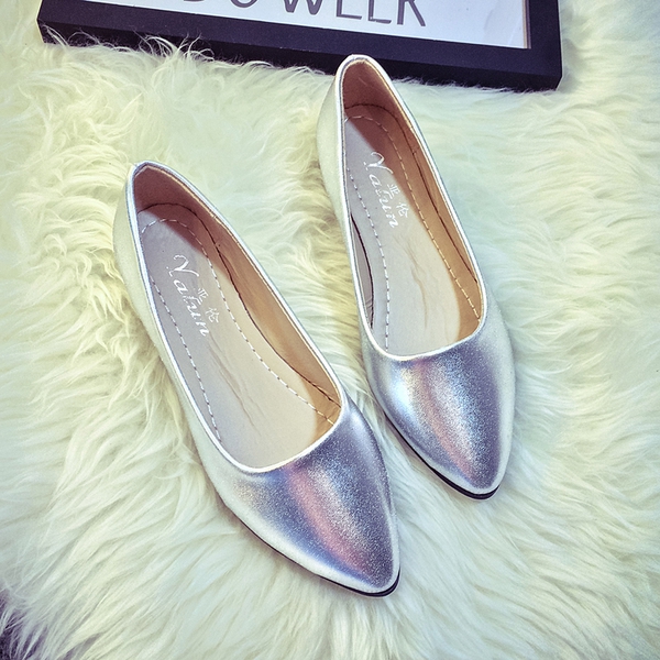 Ανοιξιάτικα παπούτσια σε άσπρο, ασημί, μαύρο, κόκκινο και χρυσό χρώμα