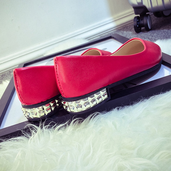 Ανοιξιάτικα παπούτσια σε άσπρο, ασημί, μαύρο, κόκκινο και χρυσό χρώμα