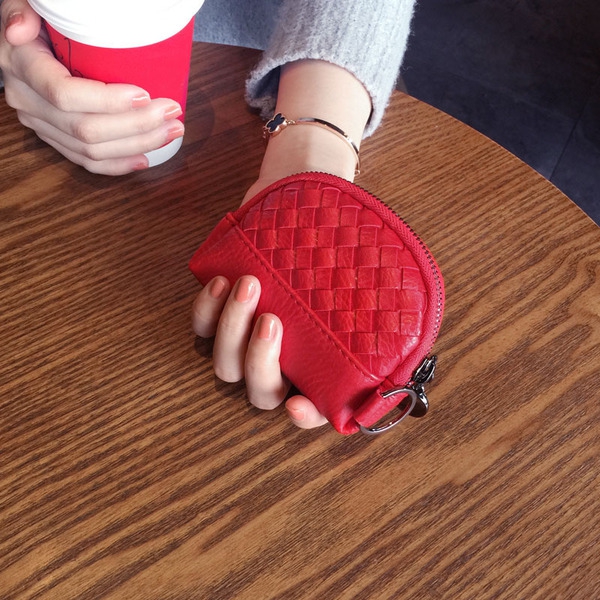 Γυναικεία πορτοφόλια σε μαύρο, μπεζ, γκρι, κόκκινο και μοβ - 8 μοντέλα