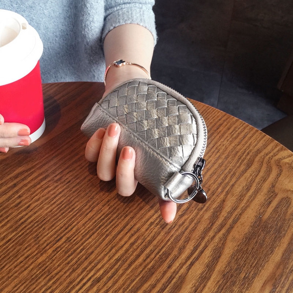 Γυναικεία πορτοφόλια σε μαύρο, μπεζ, γκρι, κόκκινο και μοβ - 8 μοντέλα