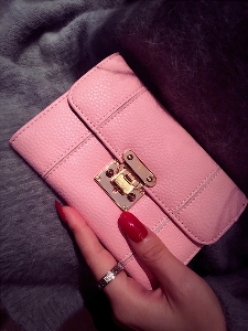 Γυναικείο πορτοφόλι από τεχνητό δέρμα σε ροζ, λευκό και μαύρο 
