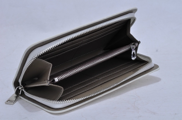 Γυναικείο πορτοφόλι σε λευκό, μπλε, καφέ, μαύρο και μπεζ χρώμα