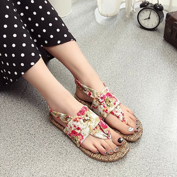 Οι γυναίκες σανδάλια με φυτικά μοτίβα.