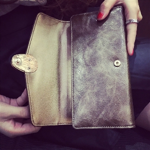 Γυναικείο πορτοφόλι από τεχνητό δέρμα σε μαύρο και καφέ