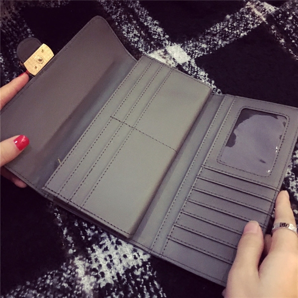 Γυναικεία πορτοφόλια σε μαύρο, κόκκινο και γκρι