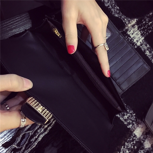 Γυναικεία πορτοφόλια σε μαύρο, κόκκινο και γκρι