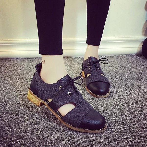 Британските ретро пролетни обувки в черен цвят.