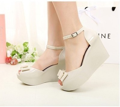 Οι γυναίκες σιλικόνης σανδάλια πλατφόρμα τέσσερα χρώματα.