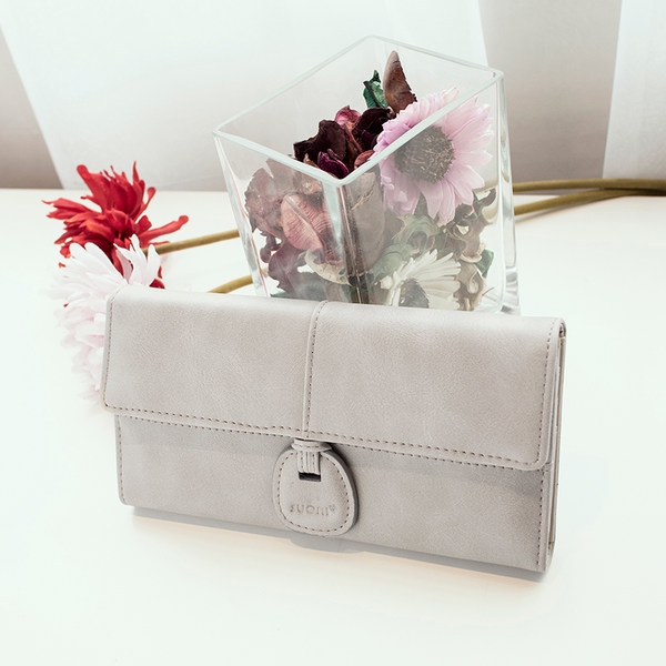 Γυναικεία πορτοφόλια σε μαύρο, κόκκινο και λευκό