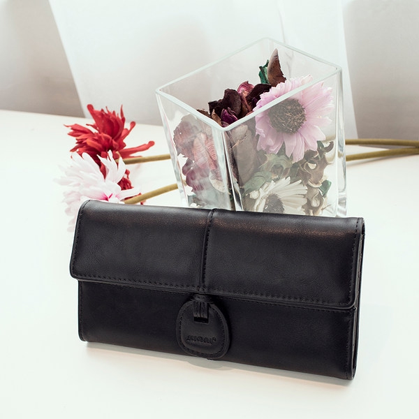 Γυναικεία πορτοφόλια σε μαύρο, κόκκινο και λευκό