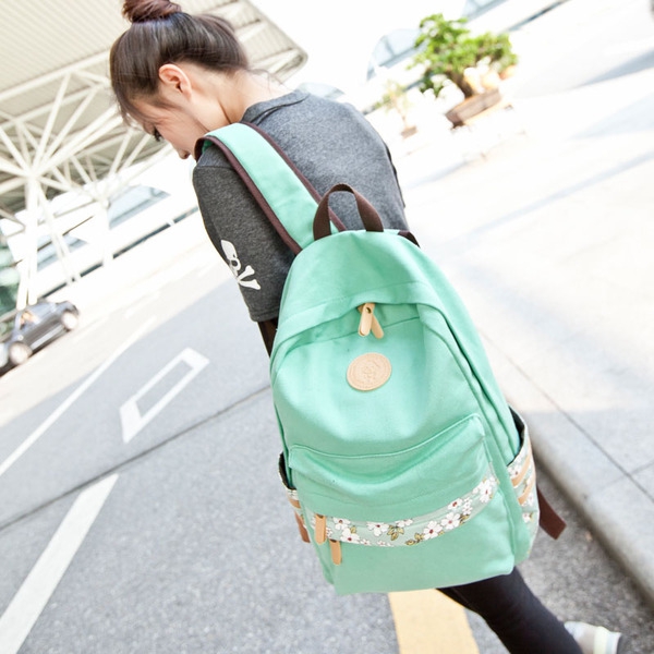   Γυναικείο σακίδιο σε φρέσκα χρώματα της άνοιξης