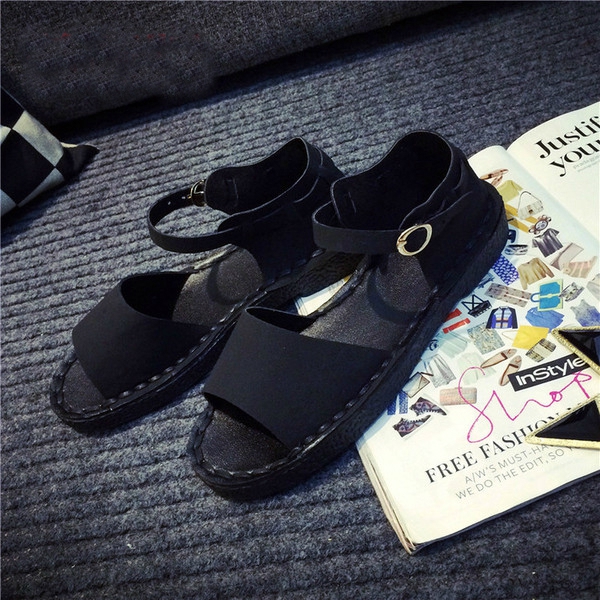 Δύο μοντέλα κυρίες σανδάλια.