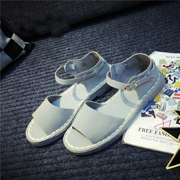 Δύο μοντέλα κυρίες σανδάλια.