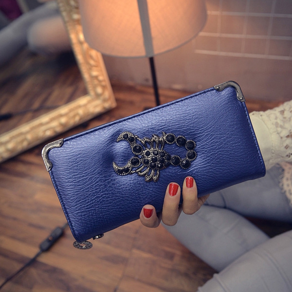 Γυναικείο πορτοφόλι με ένα σκορπιό σε ασημί, φούξια, μαύρο, μπλε και χρυσό χρώμα