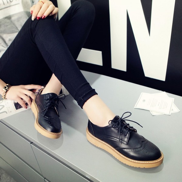 Γυναικεία παπούτσια σε επίπεδη σόλα και με κορδόνια