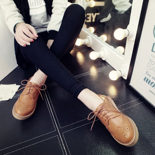 Γυναικεία παπούτσια σε επίπεδη σόλα και με κορδόνια