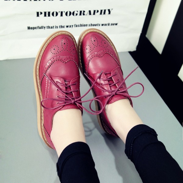 Γυναικεία παπούτσια σε επίπεδη σόλα και με κορδόνια