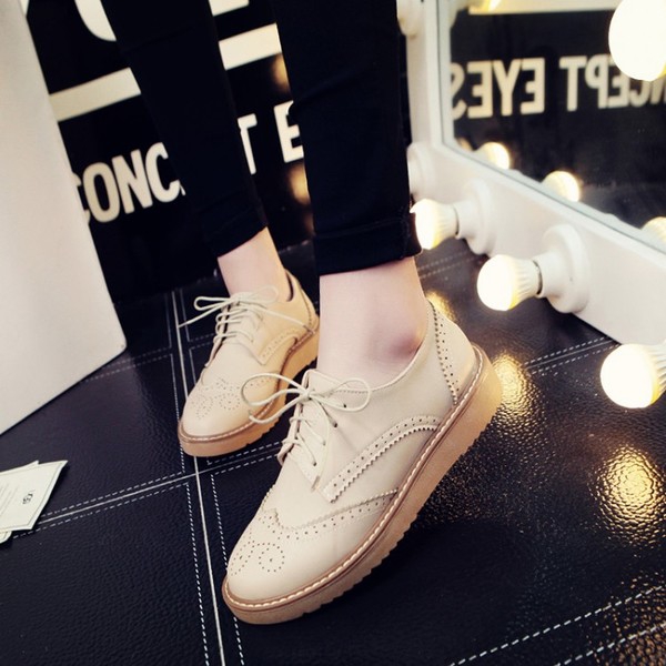 Γυναικεία παπούτσια σε επίπεδη σόλα και με κορδόνια