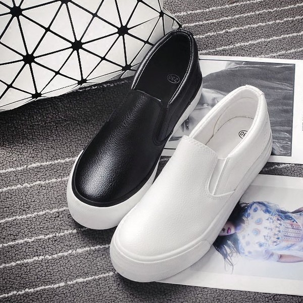 Дамски обувки - тип ескадрили - два модели - черни и бели