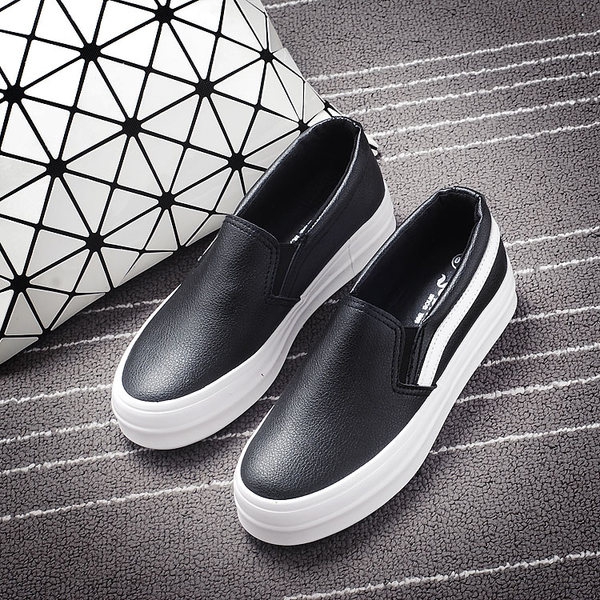 Дамски обувки - тип ескадрили - два модели - черни и бели