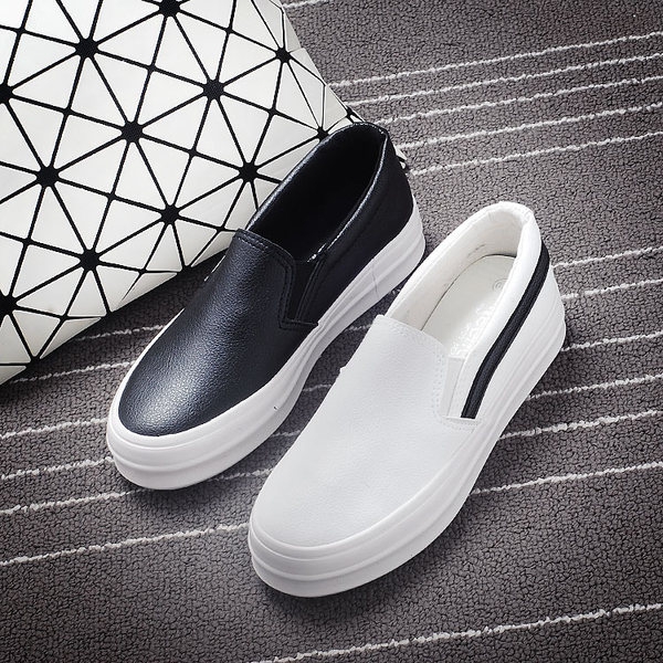 Дамски обувки - тип ескадрили - два модели - черни и бели