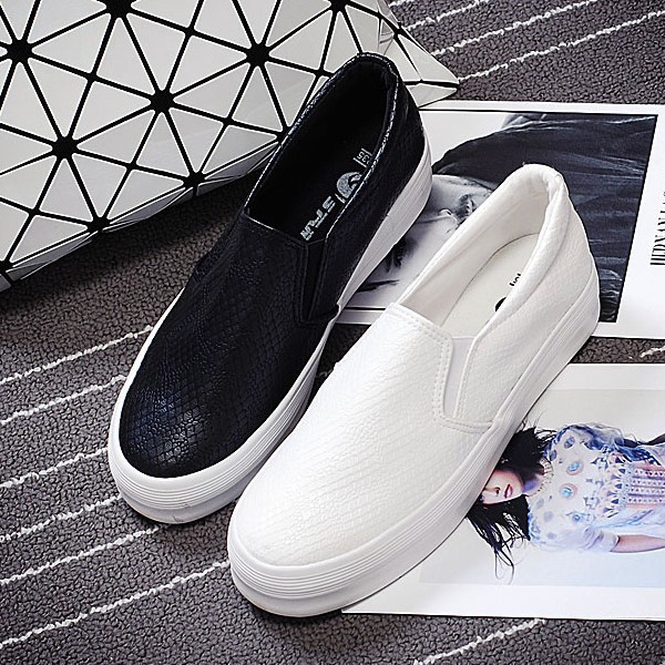 Дамски обувки - тип ескадрили - два модели - черни и бели