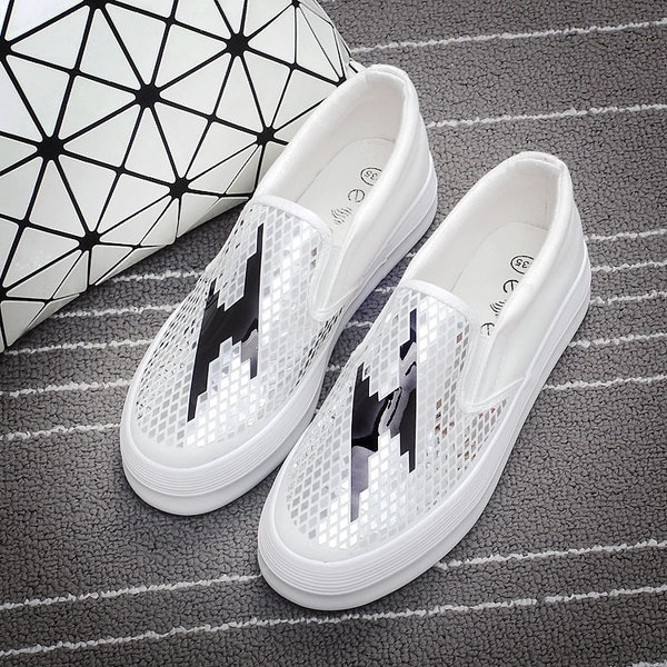 Γυναικεία ανοιξιάτικα παπούτσια - Τρία κορυφαία μοντέλα - Μαύρο, λευκό και μπλε