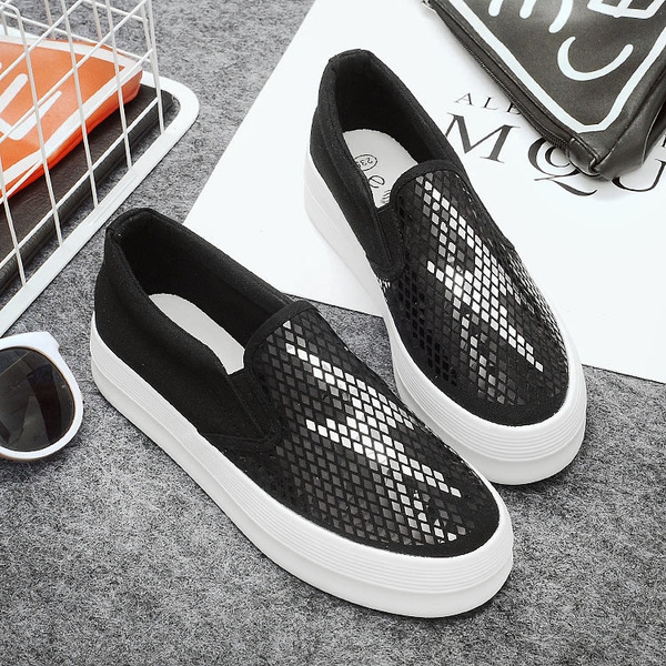 Γυναικεία ανοιξιάτικα παπούτσια - Τρία κορυφαία μοντέλα - Μαύρο, λευκό και μπλε