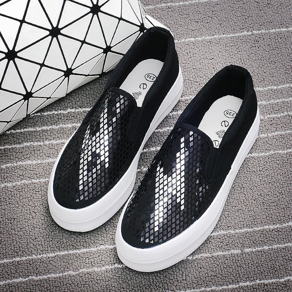 Γυναικεία ανοιξιάτικα παπούτσια - Τρία κορυφαία μοντέλα - Μαύρο, λευκό και μπλε