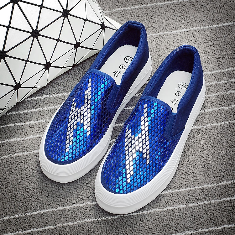 Γυναικεία ανοιξιάτικα παπούτσια - Τρία κορυφαία μοντέλα - Μαύρο, λευκό και μπλε