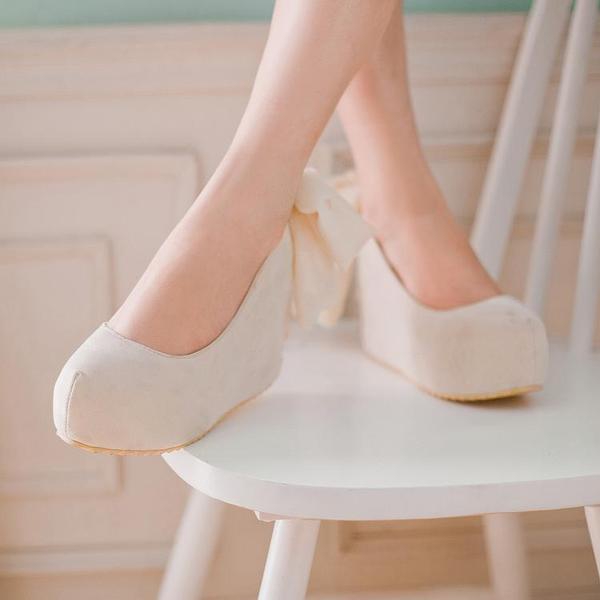 Καθημερινά παπούτσια γυναικεία σουέτ σε μια πλατφόρμακαι σε έντονα  χρώματα