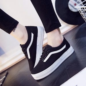 Γυναικεία αθλητικά παπούτσια - Δύο μοντέλα μόδας - μαύρο και άσπρο