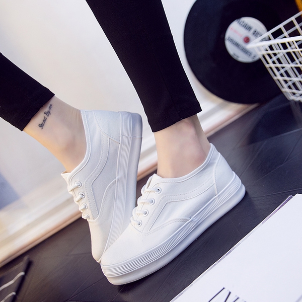 Γυναικεία αθλητικά παπούτσια - Δύο μοντέλα μόδας - μαύρο και άσπρο