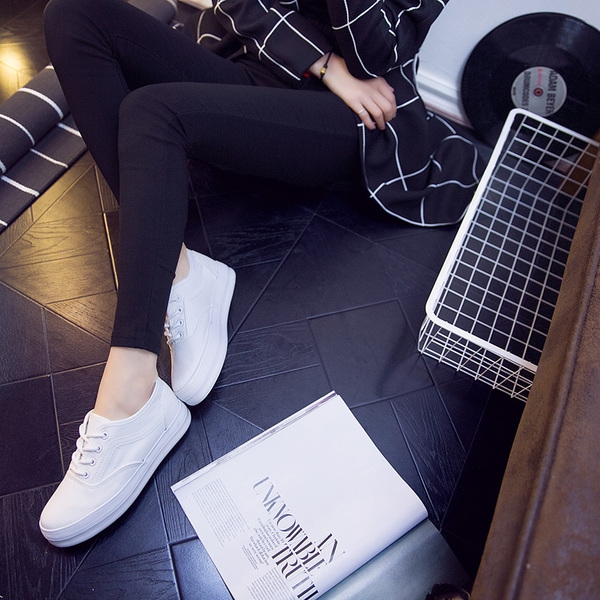 Γυναικεία αθλητικά παπούτσια - Δύο μοντέλα μόδας - μαύρο και άσπρο