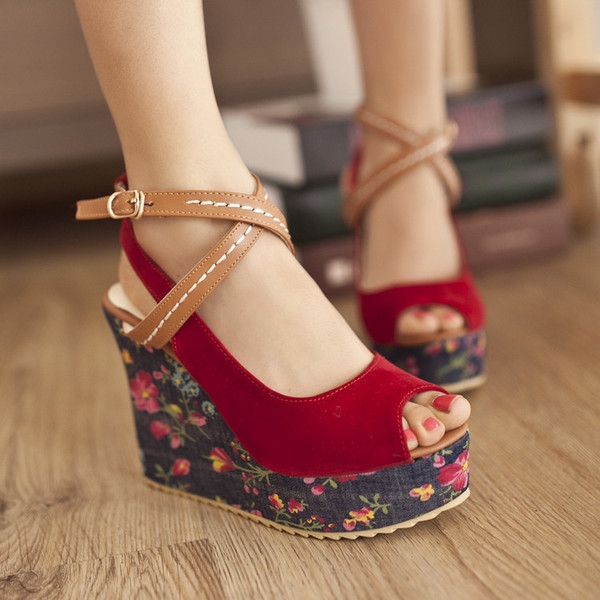 Σανδάλια πλατφόρμα με φυτικά μοτίβα και τα τρία χρώματα.