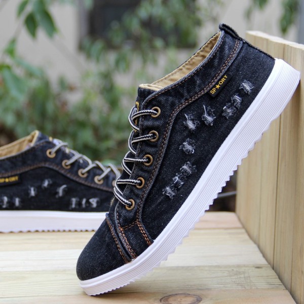 Παπούτσια ανδρικά  για την άνοιξη μόδας σε διάφορα κορυφαία modela- με τζιν ύφασμα - μαύρο, ανοιχτό μπλε, σκούρο μπλε, το χρώμα