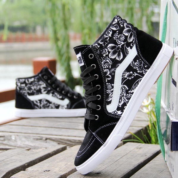 Παπούτσια ανδρικά  για την άνοιξη μόδας σε διάφορα κορυφαία modela- με τζιν ύφασμα - μαύρο, ανοιχτό μπλε, σκούρο μπλε, το χρώμα