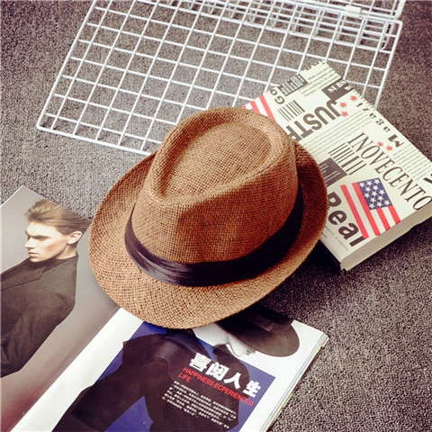 Κομψό κυρίες και τα καπέλα των ανδρών κατάλληλο για την παραλία με τα πόδια και τα κόμματα - κορυφαία μοντέλα σε διαφορετικά χρώ