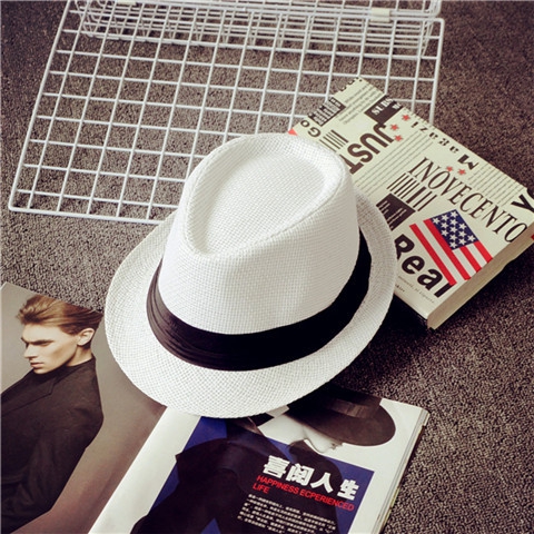 Κομψό κυρίες και τα καπέλα των ανδρών κατάλληλο για την παραλία με τα πόδια και τα κόμματα - κορυφαία μοντέλα σε διαφορετικά χρώ