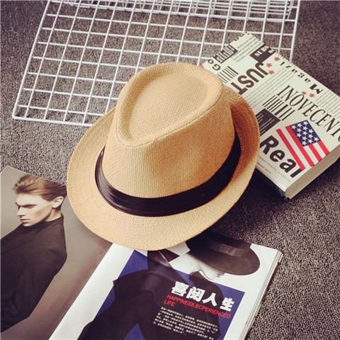 Κομψό κυρίες και τα καπέλα των ανδρών κατάλληλο για την παραλία με τα πόδια και τα κόμματα - κορυφαία μοντέλα σε διαφορετικά χρώ