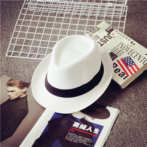 Κομψό κυρίες και τα καπέλα των ανδρών κατάλληλο για την παραλία με τα πόδια και τα κόμματα - κορυφαία μοντέλα σε διαφορετικά χρώ