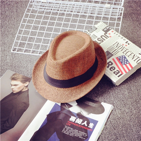 Κομψό κυρίες και τα καπέλα των ανδρών κατάλληλο για την παραλία με τα πόδια και τα κόμματα - κορυφαία μοντέλα σε διαφορετικά χρώ