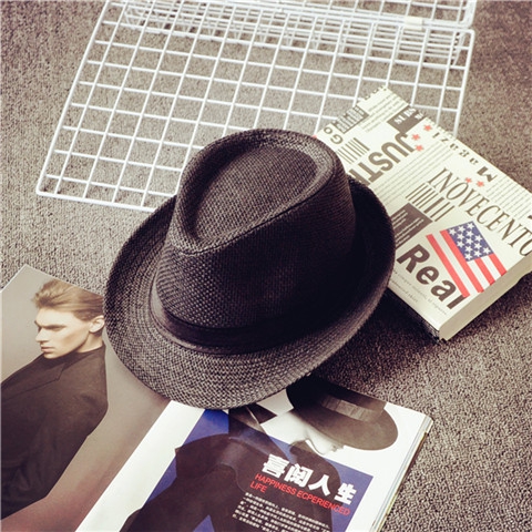 Κομψό κυρίες και τα καπέλα των ανδρών κατάλληλο για την παραλία με τα πόδια και τα κόμματα - κορυφαία μοντέλα σε διαφορετικά χρώ