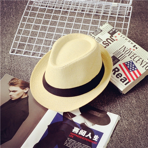 Κομψό κυρίες και τα καπέλα των ανδρών κατάλληλο για την παραλία με τα πόδια και τα κόμματα - κορυφαία μοντέλα σε διαφορετικά χρώ