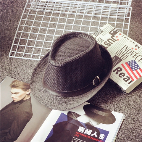 Κομψό κυρίες και τα καπέλα των ανδρών κατάλληλο για την παραλία με τα πόδια και τα κόμματα - κορυφαία μοντέλα σε διαφορετικά χρώ