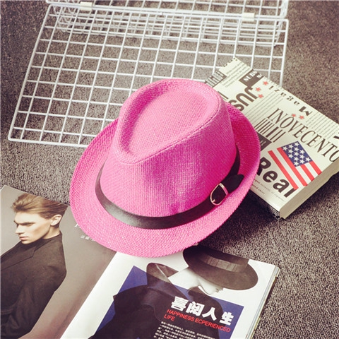 Κομψό κυρίες και τα καπέλα των ανδρών κατάλληλο για την παραλία με τα πόδια και τα κόμματα - κορυφαία μοντέλα σε διαφορετικά χρώ