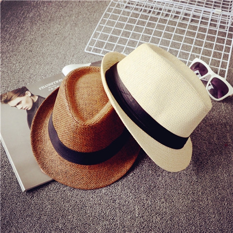 Κομψό κυρίες και τα καπέλα των ανδρών κατάλληλο για την παραλία με τα πόδια και τα κόμματα - κορυφαία μοντέλα σε διαφορετικά χρώ