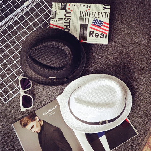 Κομψό κυρίες και τα καπέλα των ανδρών κατάλληλο για την παραλία με τα πόδια και τα κόμματα - κορυφαία μοντέλα σε διαφορετικά χρώ